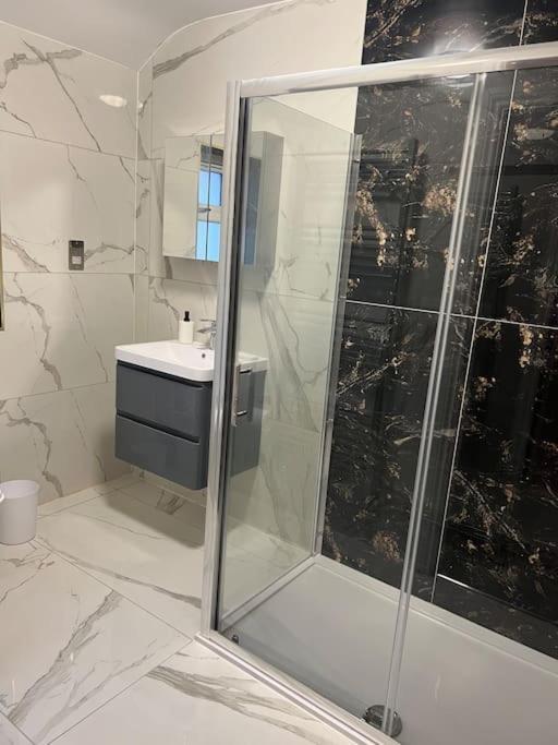 Potters Hideout- 2 Bedroom 2 Bathroom Apartment Watford  Buitenkant foto