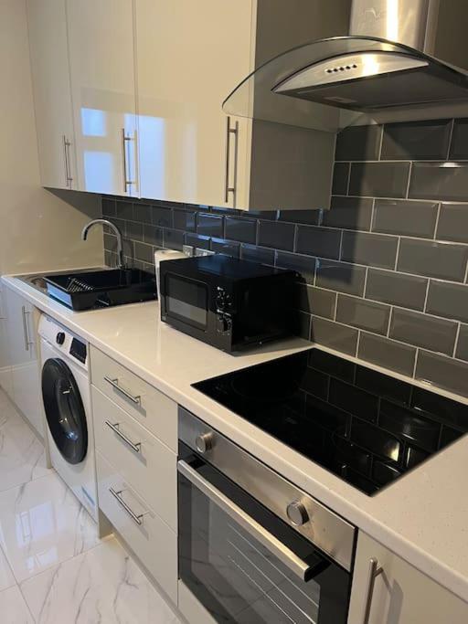 Potters Hideout- 2 Bedroom 2 Bathroom Apartment Watford  Buitenkant foto