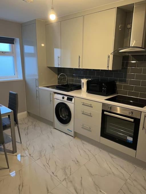 Potters Hideout- 2 Bedroom 2 Bathroom Apartment Watford  Buitenkant foto